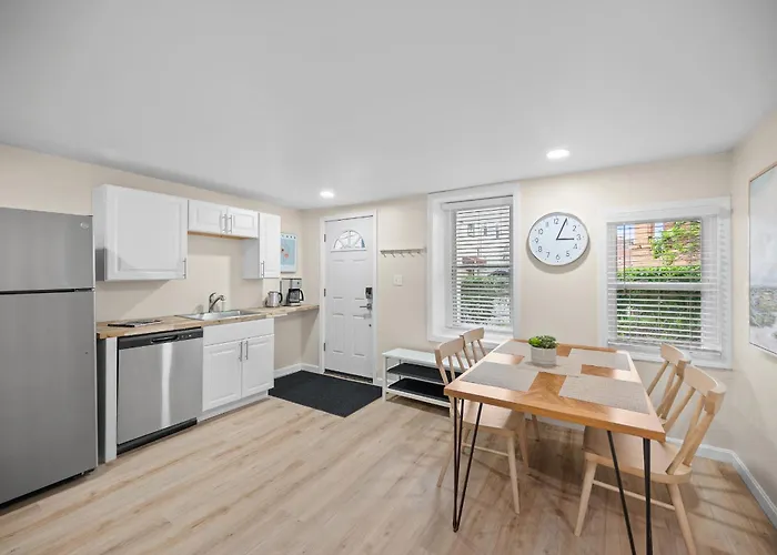 Apartment Modern And Cozy Two Bedroom With Free Parking *