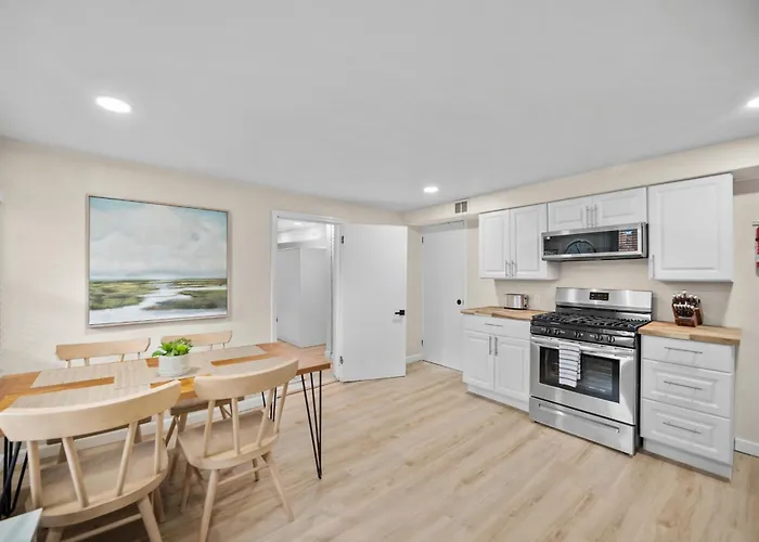 Modern And Cozy Two Bedroom With Free Parking *