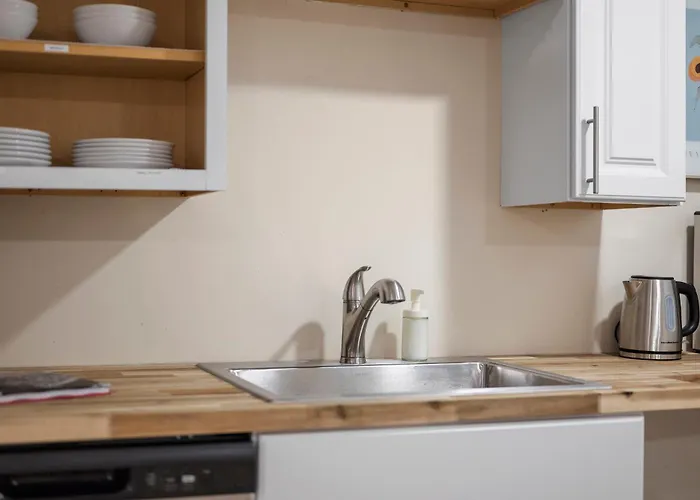 Modern And Cozy Two Bedroom With Free Parking Apartment *