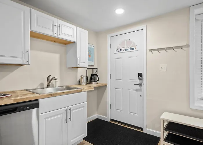 Modern And Cozy Two Bedroom With Free Parking Apartment *