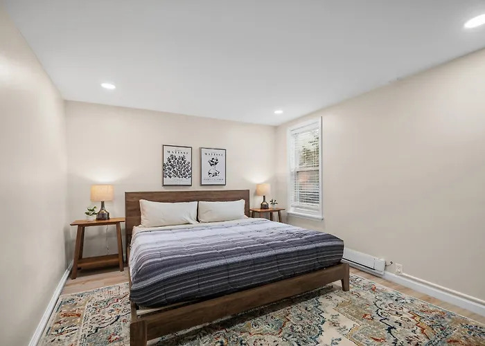 Apartment Modern And Cozy Two Bedroom With Free Parking