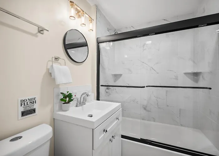 Modern And Cozy Two Bedroom With Free Parking