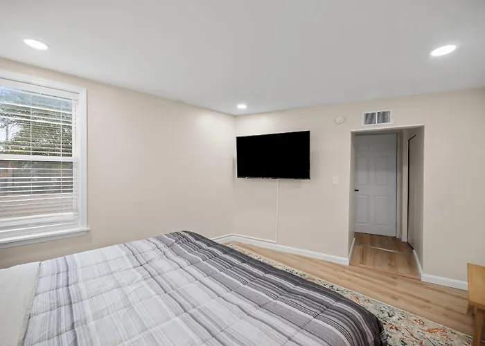 Apartment Modern And Cozy Two Bedroom With Free Parking Pittsburgh