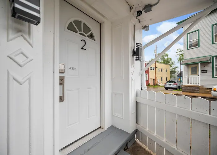 Apartment Modern And Cozy Two Bedroom With Free Parking