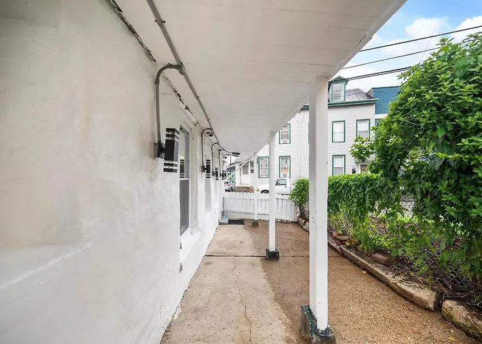 Modern And Cozy Two Bedroom With Free Parking Apartment *