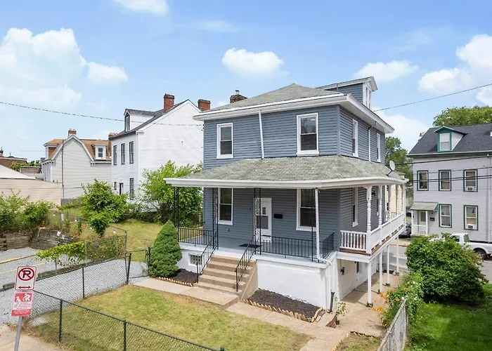 Apartment Modern And Cozy Two Bedroom With Free Parking